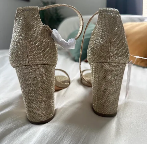 Gold glittery high heels  - Image 3