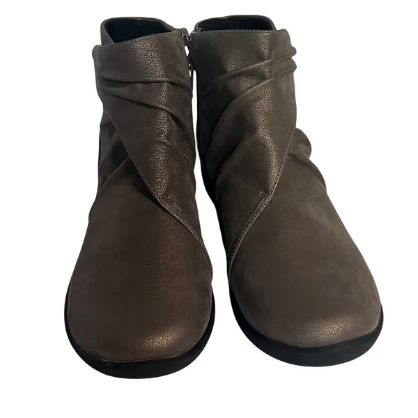 Clarks‎ Cloudsteppers Ankle Boot Women 8 Taupe Ruched Side Zip Wedge Bootie - Image 2