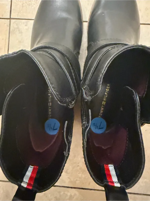 Tommy Hilfiger Women’s Chukka Boots with Signature Heel Tab - Image 3