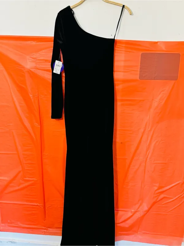 Windsor Black One-Shoulder Velvet Evening Dress - Image 11