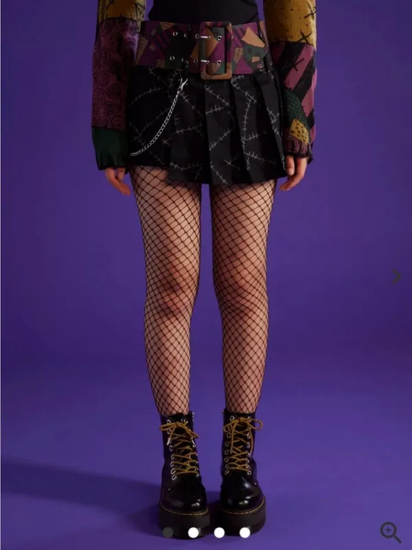 Black Pleated Stitch-Print Mini Skirt with Chain - Image 3