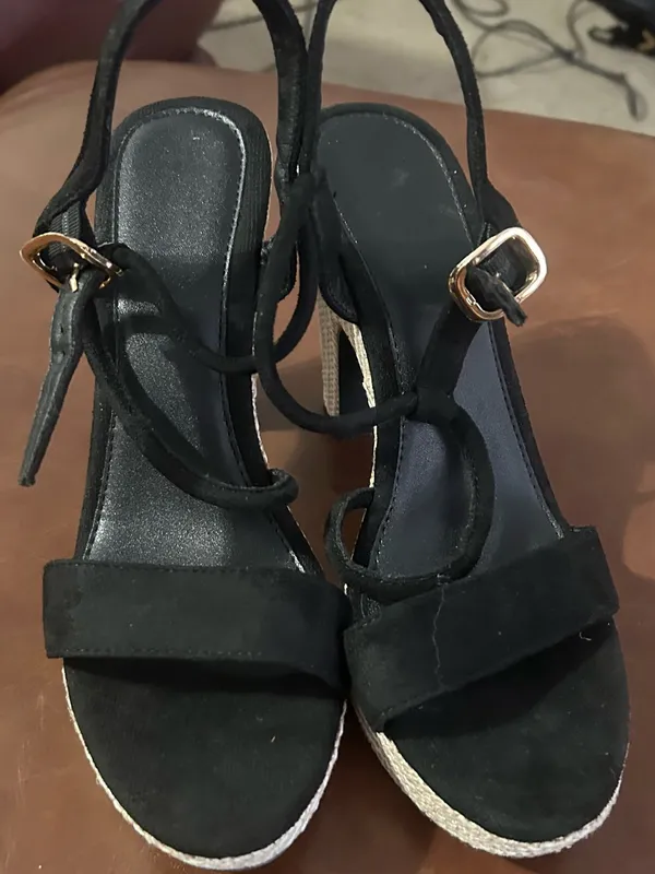 Black Strappy Wedge Sandals with Textured White Wedge 42 - Image 5