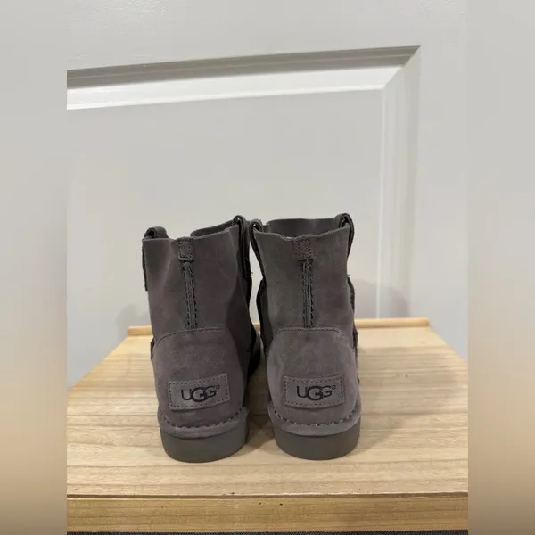 UGG Classic Mini Ankle Boots Womens 7 Gray Suede Shearling Lined Cozy - Image 4