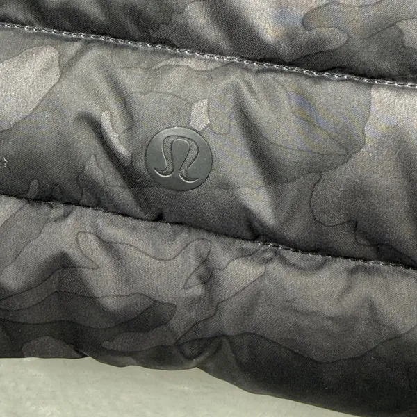 Lululemon Pack It Down Jacket Heritage 365‎ Camo Deep Coal Multi Black Size 4 - Image 14