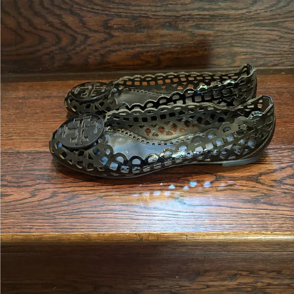 Tory Burch Black Cutout Flats in size 6 - Image 3