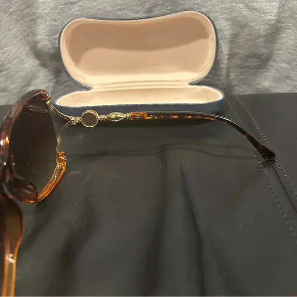 Tortoiseshell Sunglasses with Case Brown - Image 9
