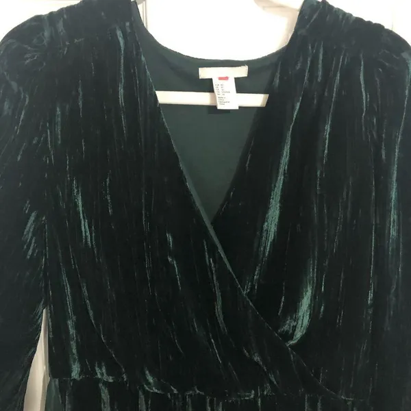 Crushed velvet green holiday dress criss cross detail H&M women’s size 10. - Image 2
