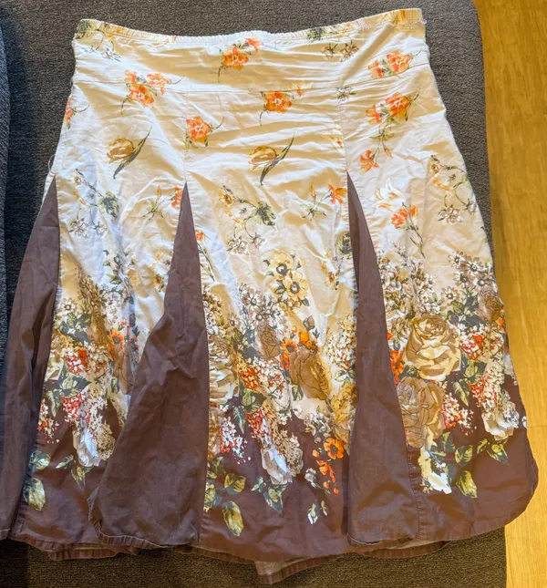 Brown and tan floral pleated midi skirt - Image 2