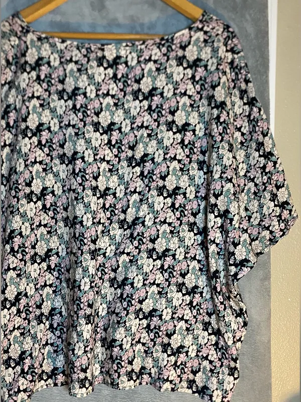 Natural Life Floral V-Neck Top Flowers Whimsical Fairy Size XL Lightweight - Image 5