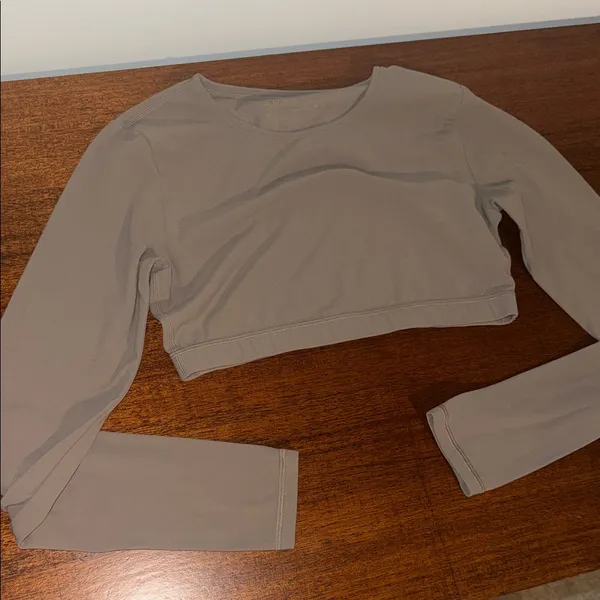 Aritzia BUTTER Mobility Longsleeve Crop Top - workout top in nomad Taupe size M - Image 5