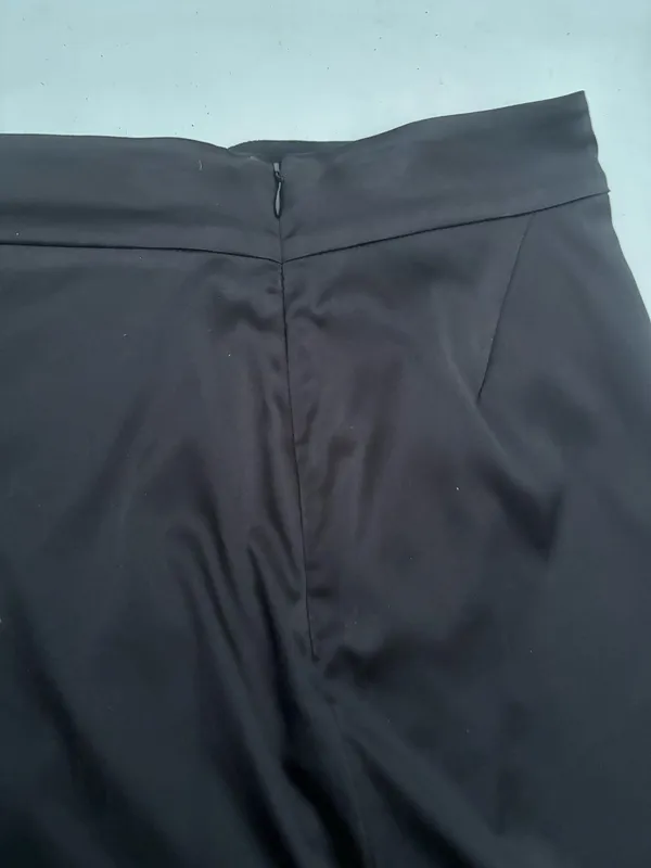 Size medium satin skirt Black - Image 3