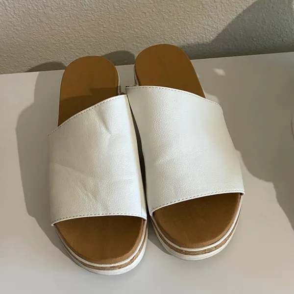 Elegant White Slide Sandals Size 7.5 - Image 2
