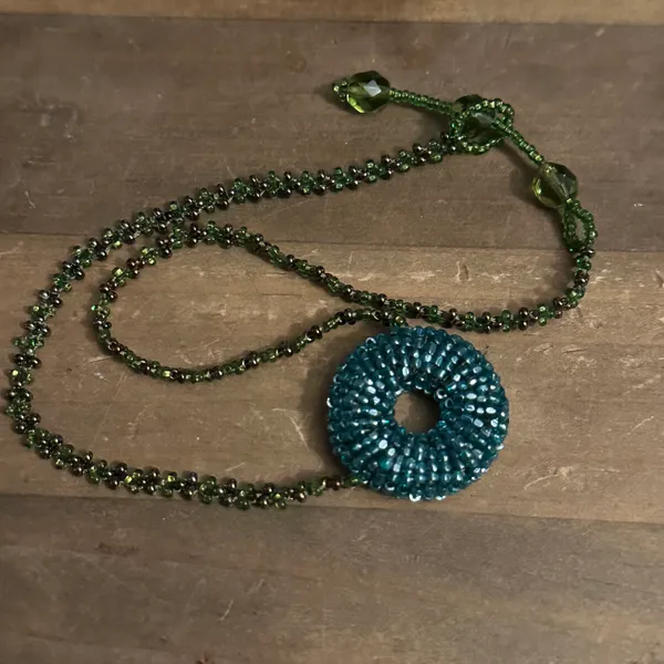 Vintage glass seed bead circle pendant necklace - Image 5