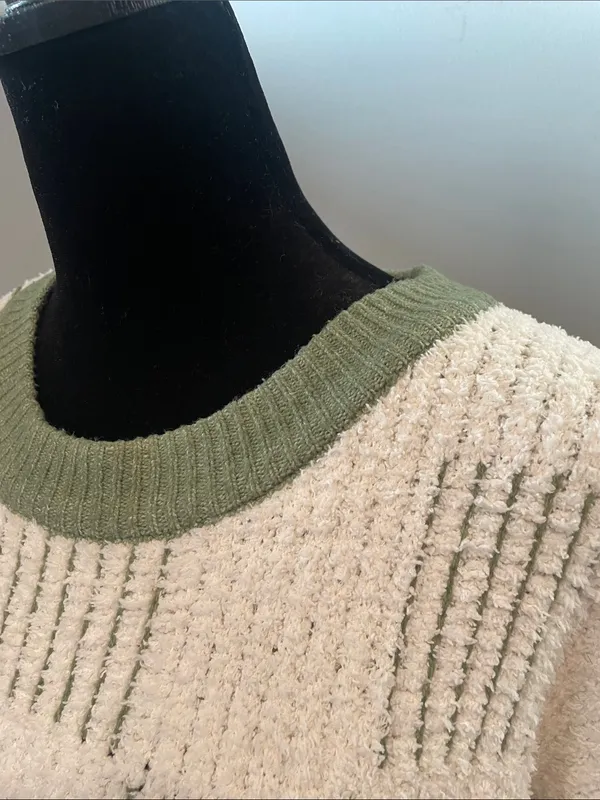 Off white and olive women’s sweater by Bearpaw medium - Image 3