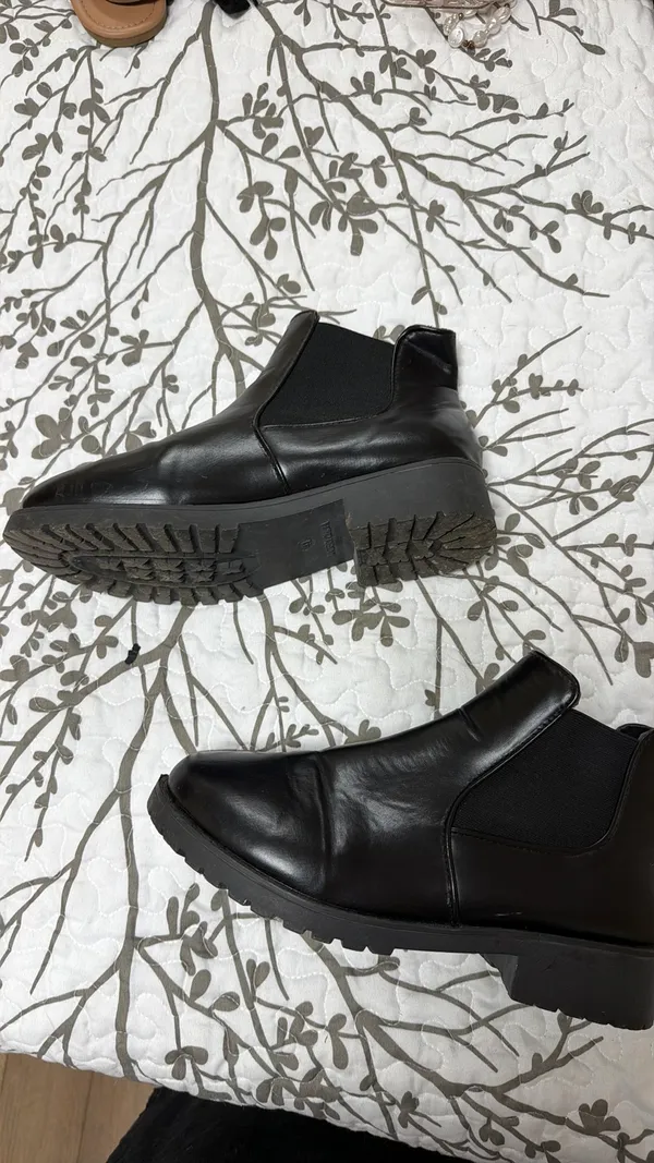 Boots Black Size 8.5 - Image 3