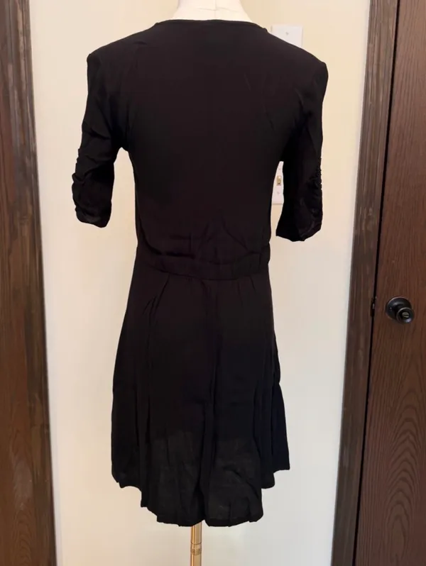 H&M black ruched short sleeve v neck midi dress - Image 2