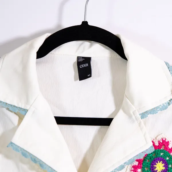 Cider Lace Trim Collar Crochet Knit Applique Button Front Cropped Blouse Shirt - Image 2