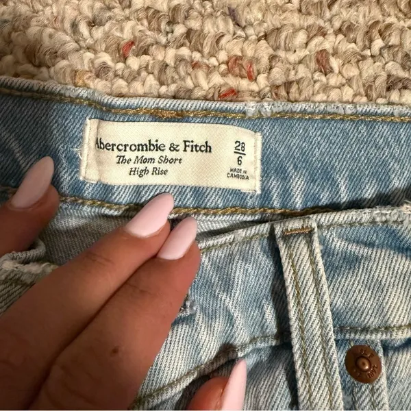 Abercrombie & Fitch The Mom Short High Rise Light Wash- Size 6 (28) - Image 6