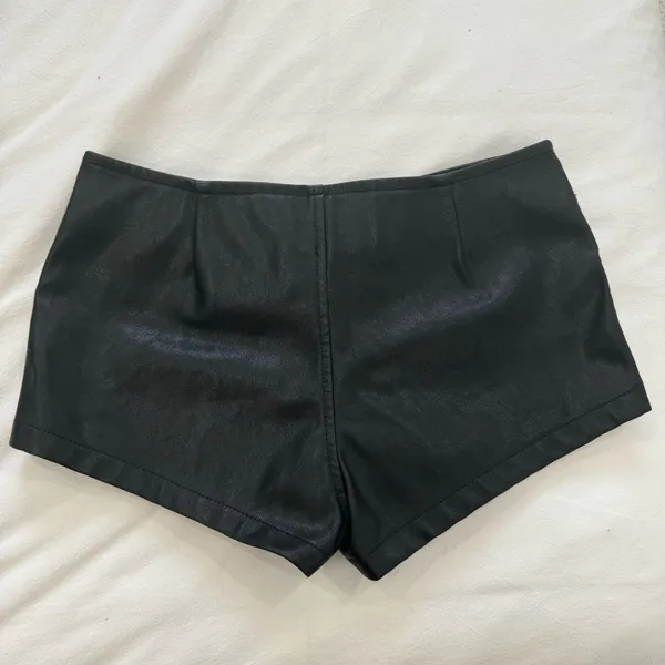 Edikted Shorts Micro Leather - Image 3