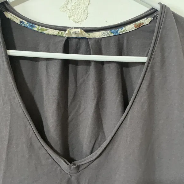 POL Deep V-Neck Pleated Short Sleeve Top Charcoal Gray Relaxed Fit Sz S Boho Tee - Image 2