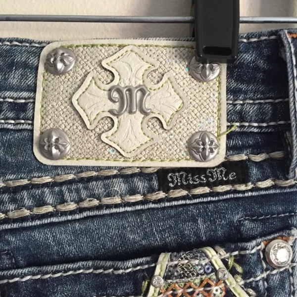 Fleur-De-Lis Sequin Rhinestone Embellished Cuffed Capri Jeans - Image 7
