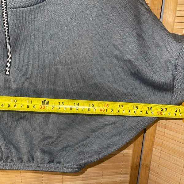 PrettyLittleThing cropped quarter-zip long sleeve top shirt woman’s Small EUC - Image 4