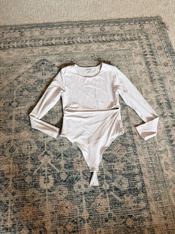 Aritzia Babaton Segovia iced lavender cut out long sleeve contour fit bodysuit L - Image 3