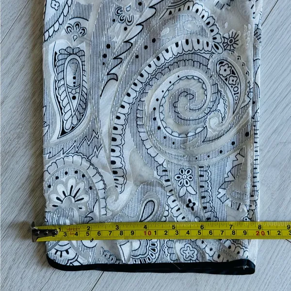 Morgan Taylor Intimates Black and White Paisley Robe Size M Midi Length Tie Belt - Image 8