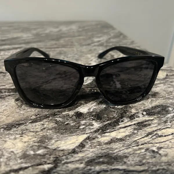 Classic Black Sunglasses - Image 3