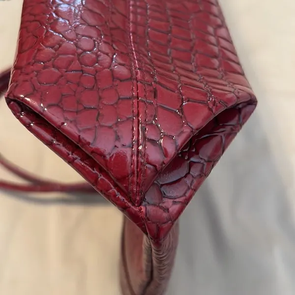 Axiz red and black faux alligator tote bag clean inside and out one flaw EUC - Image 5