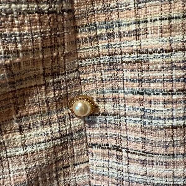 Pink Lily Tweed Mini Skirt faux pearl button detail women’s size M - Image 4