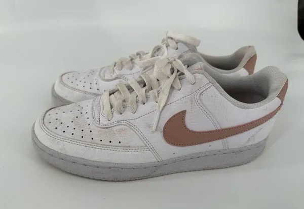 Nike White and Pink Athletic Shoes with Breathable Design - Image 3