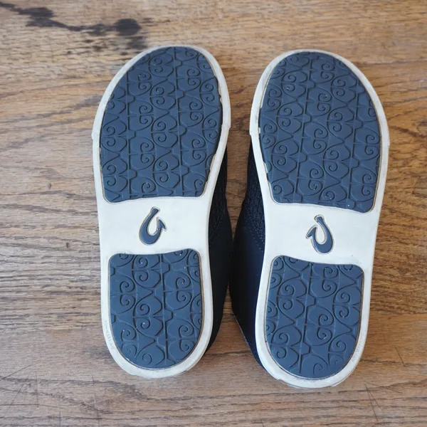 OluKai Women's Size 7.5 Pehuea Slip On Sneakers Navy Excellent Mesh Drop-In Heel - Image 4