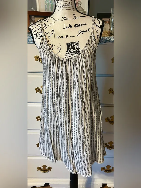 Don’t Ask Why White & Black Patterned Slip Dress OS EUC Size undefined - Image 2