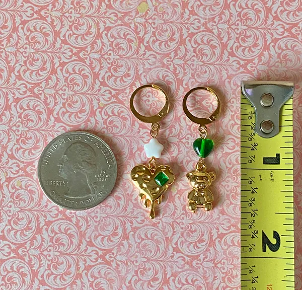fully gold tone stainless steel whimsy fairy retro style teddy bear & heart dangle earrings💚🧸🌟 - Image 7