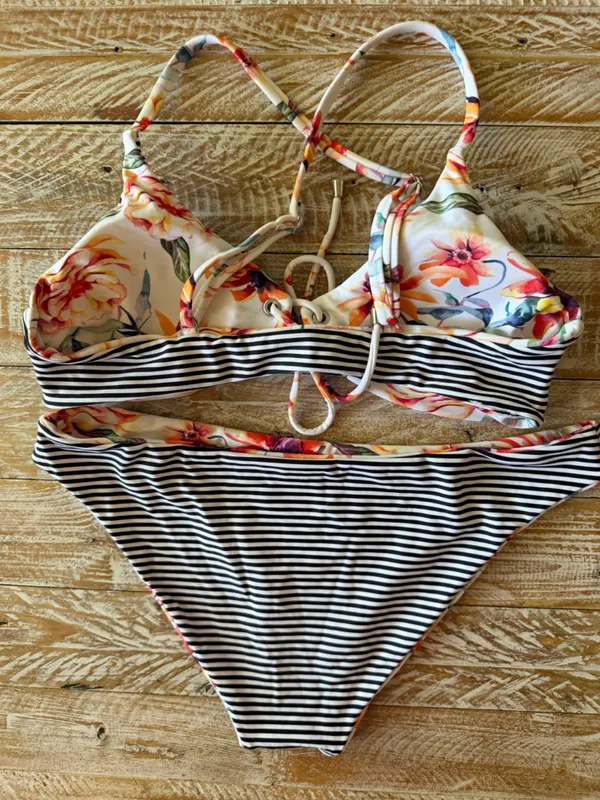 🌺Cupshe Reversible Floral & Striped Bikini Set🌺 ~medium - Image 8