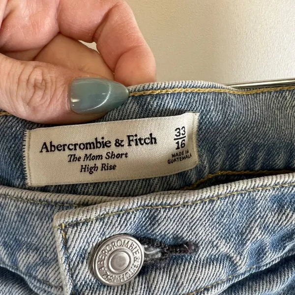 Abercrombie & Fitch The Mom Short High Rise Distressed Light Wash Denim Sz 33/16 - Image 4