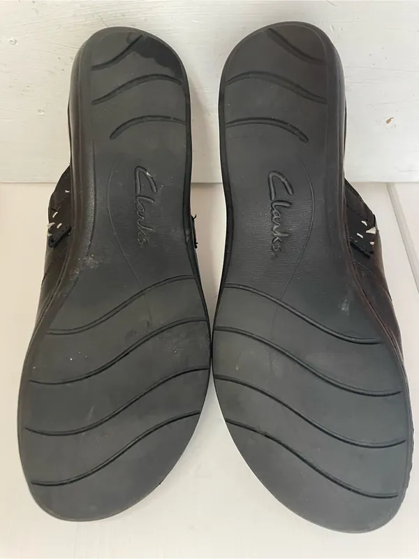 Clarks Comfortable Black Slip-On Clog for Women - Image 3
