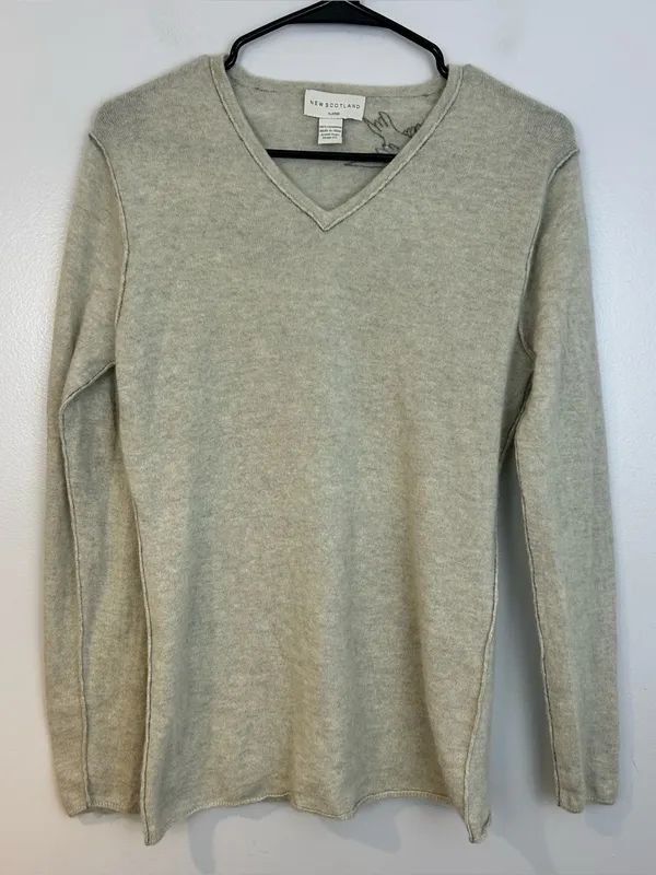 New Scotland 100% Cashmere Lightweigth V-neck Embroidered Sparrow Swearer Small - Image 2