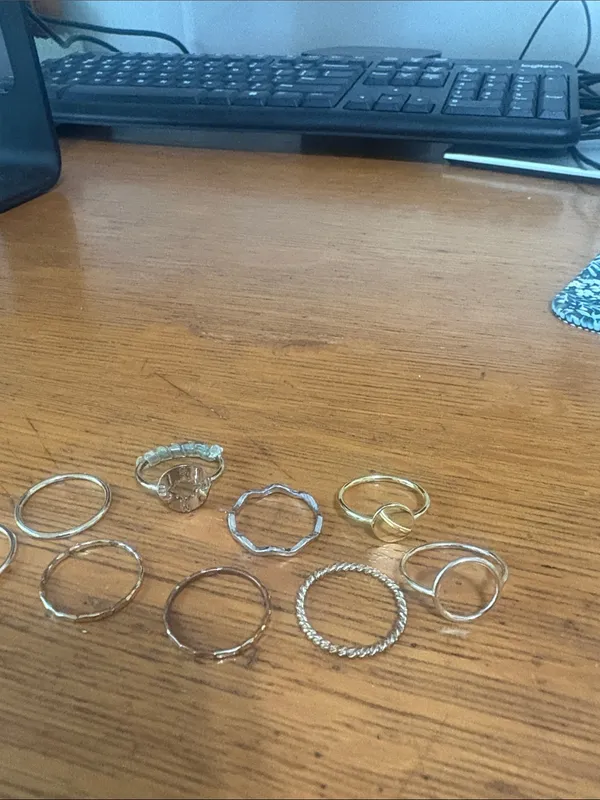 Urban Outfitters Size 7 Set of 9 Gold Rings - Image 4