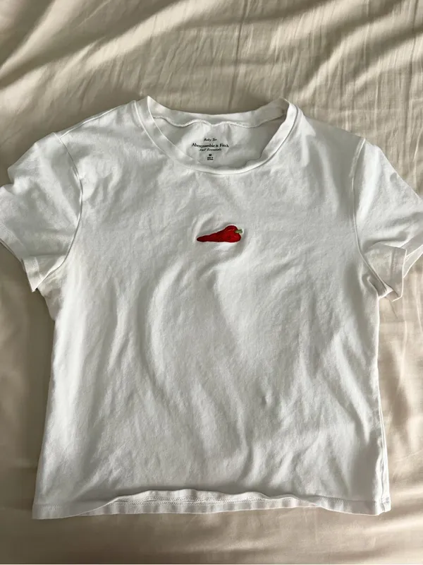 Abercrombie chili pepper baby tee white medium - Image 2