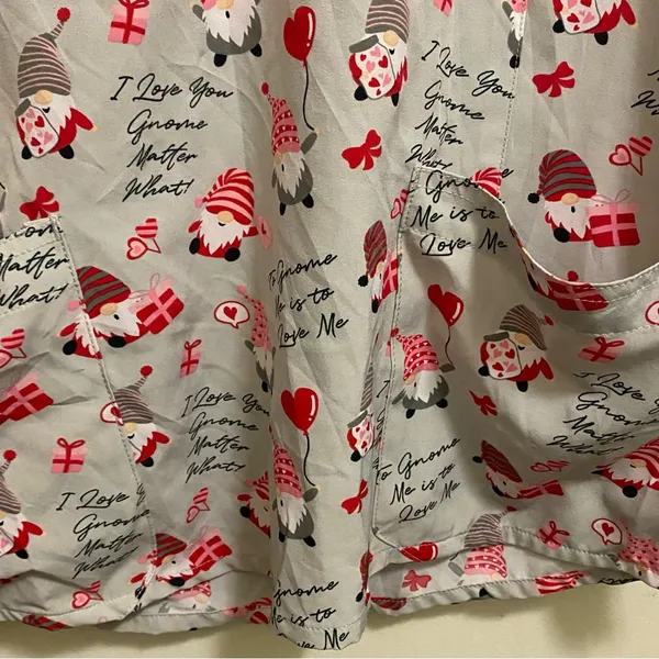 Prints By Maevn Womens Scrub Top M Medium 40” Gnomes Hearts Love Valentines - Image 3