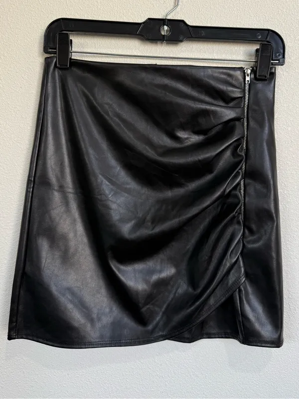 Windsor Black Faux Leather Ruched Side Zip Bodycon Mini Skirt Y2K NWT Small Moto - Image 2