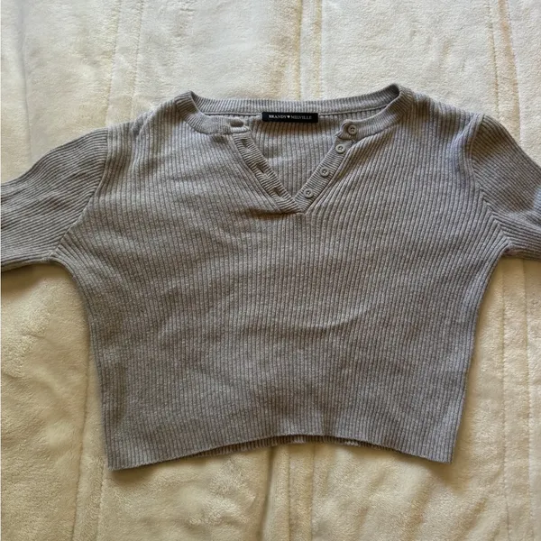 Brandy Melville S Light Gray Ribbed V-Neck Button Sweater - Image 3