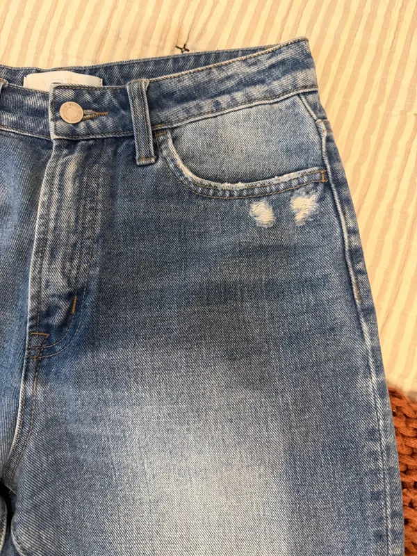Vervet Distressed Jeans - Image 4