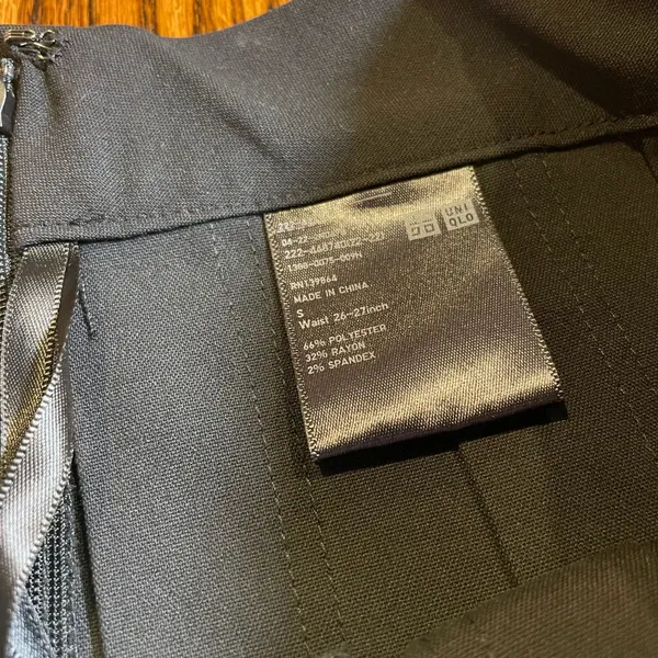UNIQLO Women's Black Pleated Mini Skirt Size Small - Image 4