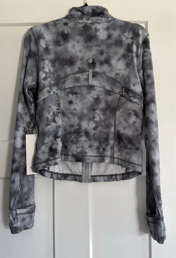 Lululemon Size 10 Define Cropped Nulu Jacket  - Image 3