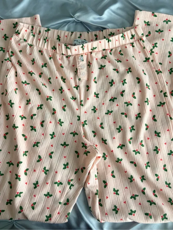 Women’s Pink Ribbed Holiday Pajama Set with Holly Print - Image 5