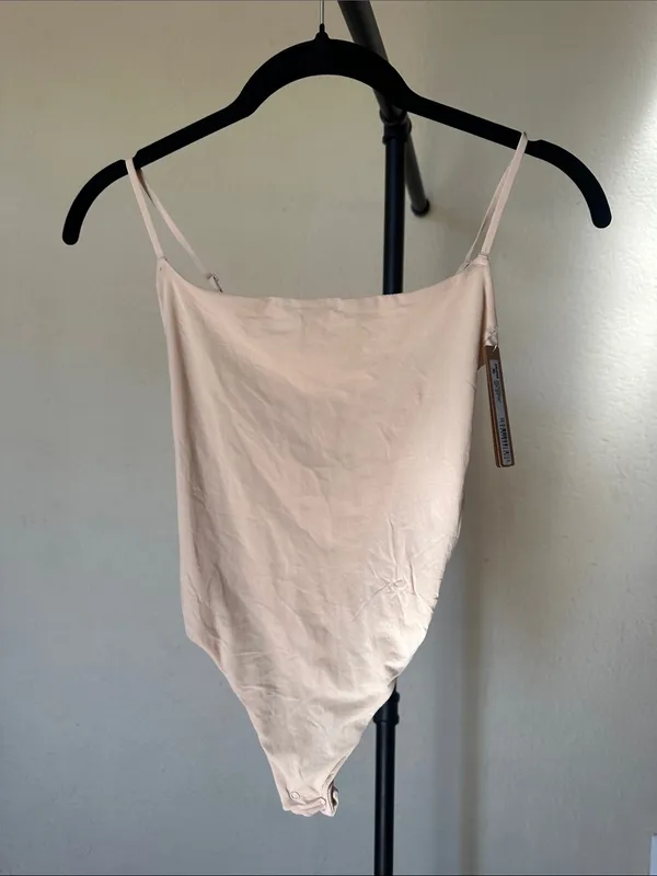 SKIMS fits everybody cami thong bodysuit color sand NWT size XS - Image 3