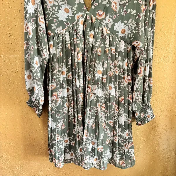 She + Sky Olivia Dress Olive Floral Pleated Mini V-Neck Open Back NWT Large - Image 4